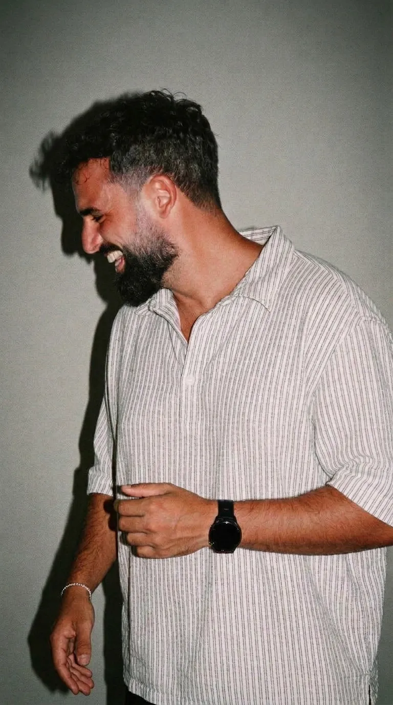 Pablo Medina riendo, de perfil